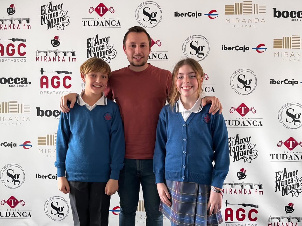 SSCCMiranda's tweet photo. Alejandra y Juan, acompañados de Mikel, han visitado a @mirandafmradio para dar a conocer el Proyecto “Corazones verdes, acción por el clima”. Muchas gracias Marina por tu hospitalidad. #innovaciónsscc #inteligenciasmúltiples #paletasdeaprendizaje #acciónporelclima #micolesscc https://t.co/SqD48hcxZA