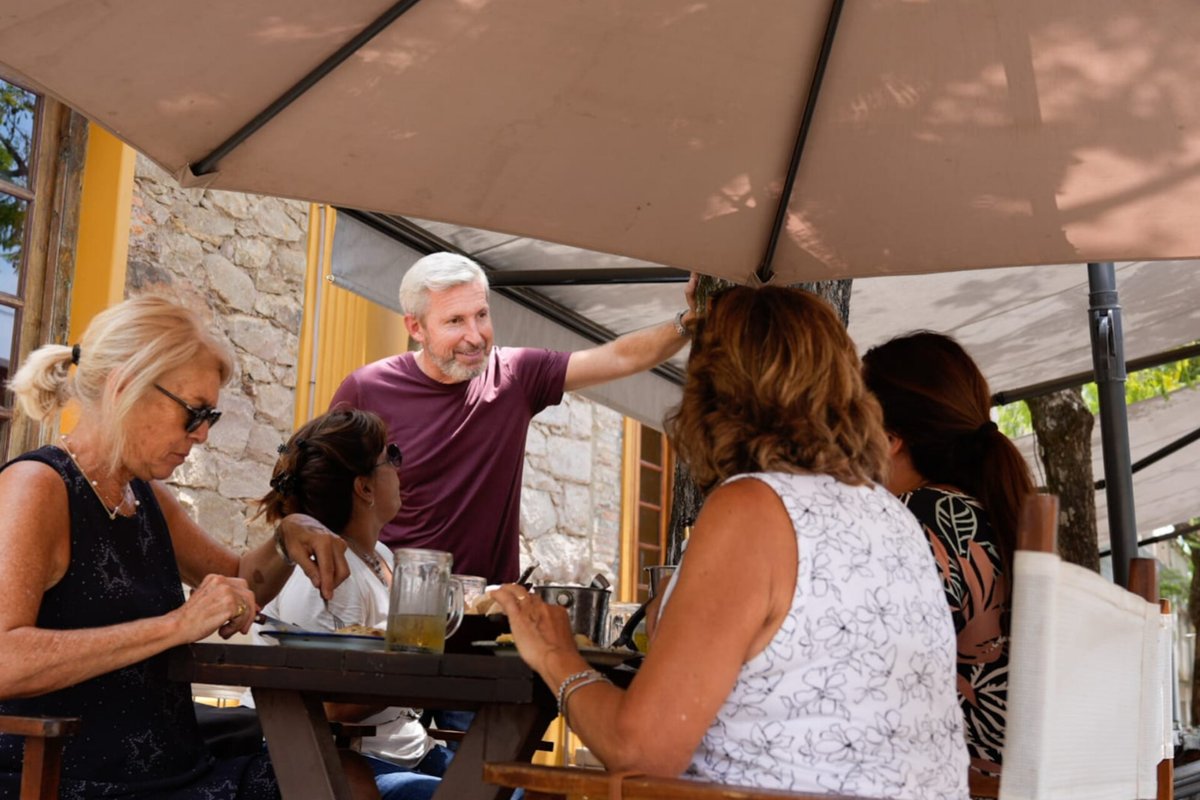 frigeriorogelio's tweet photo. 📍Colón

Con vecinos y referentes de la ciudad recibimos a @PatoBullrich y compartimos un almuerzo donde charlamos sobre la realidad de nuestra provincia. https://t.co/XlkVSDeyw8