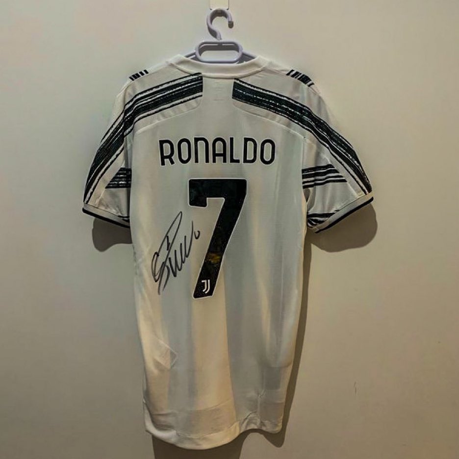 eurofootcom's tweet photo. 👏🇹🇷 Merih Demiral has raised ₺5,000,000 and counting for victims of the earthquake in Türkiye &amp; Syria. 

He has been auctioning signed shirts from the likes of Ronaldo, Messi, Kane, Haaland, Griezmann, Bonucci &amp; more. 

Bravo, Merih... https://t.co/aWEG0RSEXi