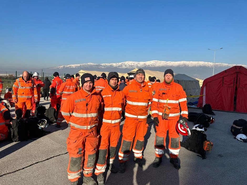 Our #UKISAR team are working around the clock to ensure a fast and rapid response in search of survivors. 🙏

This team have just arrived back at camp after a vigorous successful night search in extreme cold weather. 

We’re all very proud of our team out in Antakya. #rescue