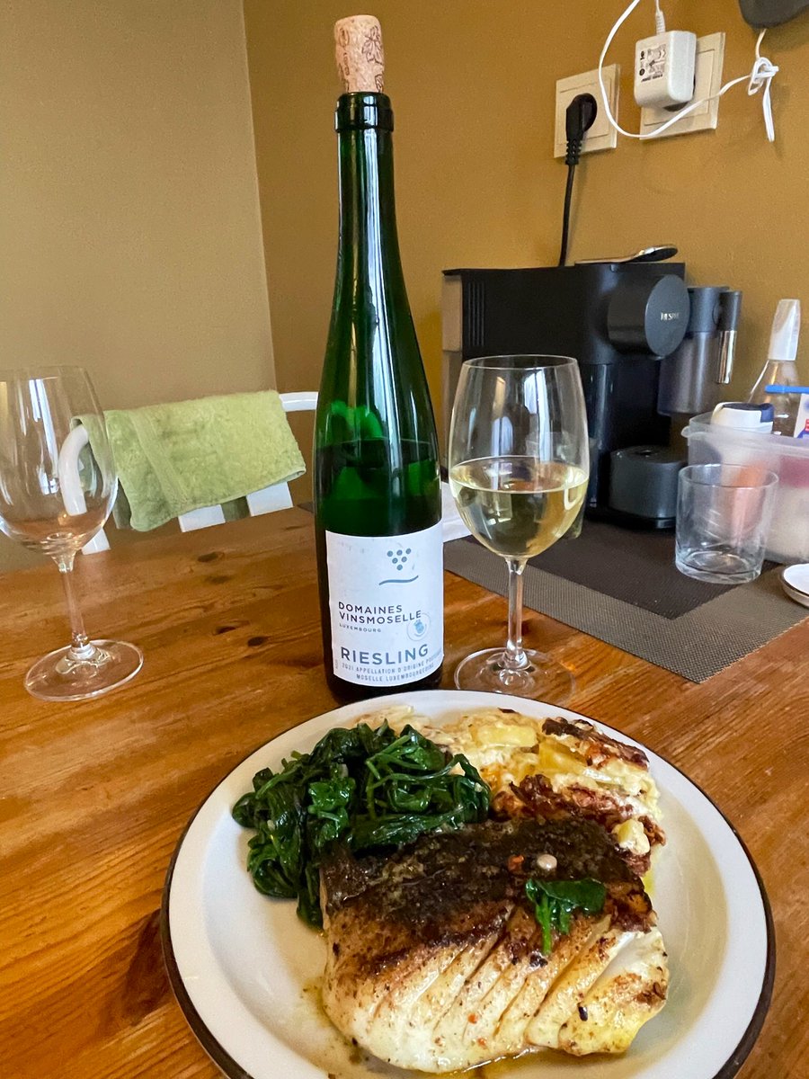 joukesp's tweet image. #FridayLunch #AtlanticCod #Spinach #PotatoGratin #Riesling #Moselle
Lest my friend @saranstm thinks we don’t eat healthy; I put some mango curry on the cod (baked on the skin!).
My 1st potato gratin was a big success! So was the nice little Riesling by @dVinsMoselle (LU)
87-89