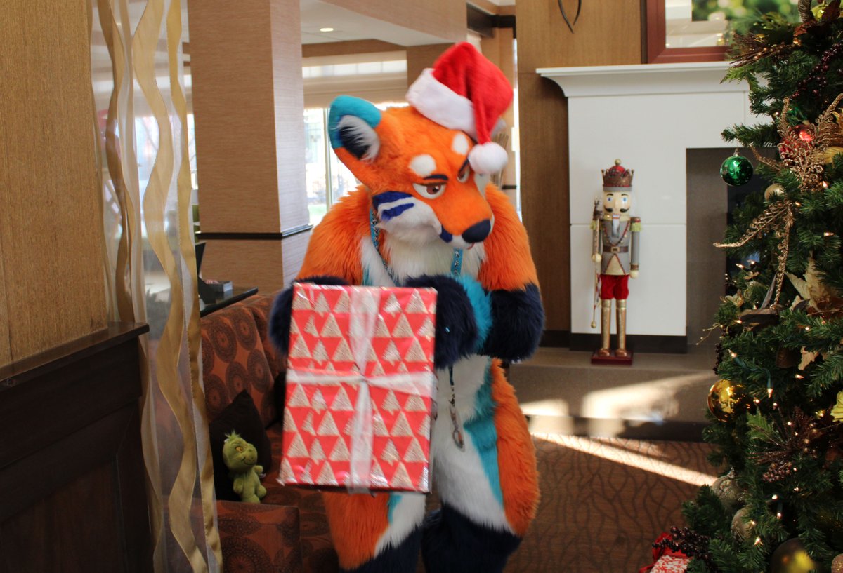 FoxCirrus's tweet photo. Hmmm. I wonder what's in here. Any guesses?
#FursuitFriday https://t.co/qa8zxJg39y