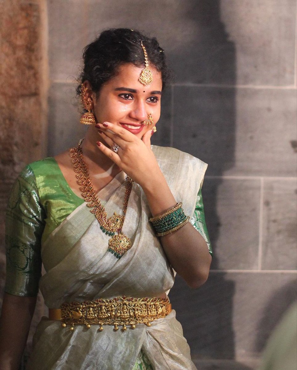 prathana_offl's tweet photo. 🫰
.
.
#prathananathan #photoshoot #Traditional #lovetoday #mamakutty #pachaelai https://t.co/vgQEzEMjgo