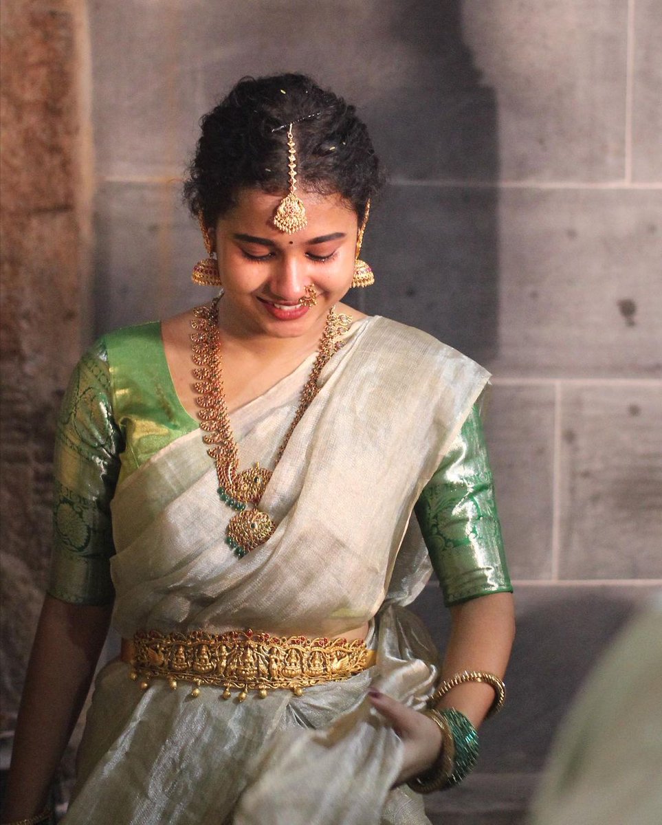 prathana_offl's tweet photo. 🫰
.
.
#prathananathan #photoshoot #Traditional #lovetoday #mamakutty #pachaelai https://t.co/vgQEzEMjgo