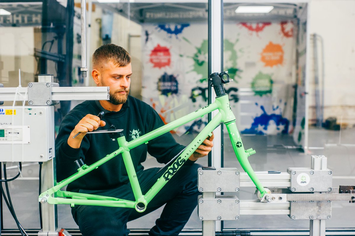 frogbikes's tweet image. Here&apos;s our testing lab #behindthescenes 👀
We test #Frogbikes to international safety standards, which involves static loading, fatigue &amp;amp; impact testing of the frames, forks &amp;amp; components so that our bikes can withstand years of fun from multiple riders!💪🙌

#biketesting