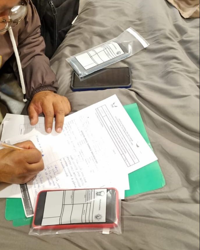 FiscaliaEcuador's tweet photo. #ATENCIÓN | #CasoEncuentro: #FiscalíaEc y @PoliciaEcuador allanaron los domicilios de Hugo A., Ítalo C., César P. y Marcos M., investigados en esta causa. Se incautaron dispositivos de almacenamiento, computador portátil, celulares y documentación. #FiscalíaContraElDelito https://t.co/qHGLvQbPX7