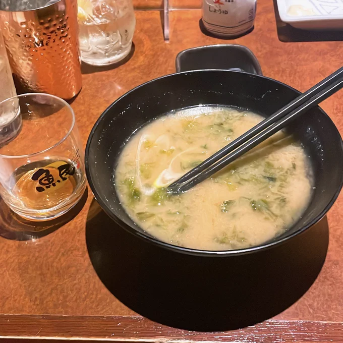 ラーメンくらいデカい味噌汁きた 