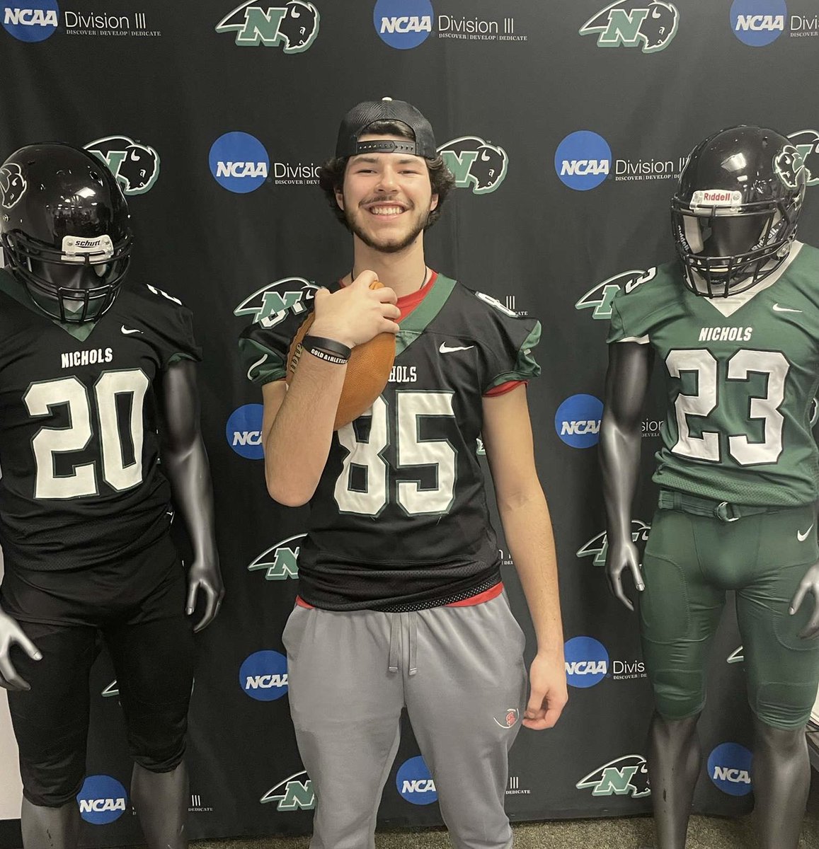 ConnorJonsey23's tweet photo. After having great conversations with the coaches at Nichols, I am very excited and grateful to have received my first offer from @NCbison_FB 💚🦬Thank you to @olmsted_dale, @CoachNeeOL and @CoachVBisonOC. https://t.co/kjlTMuZNUe