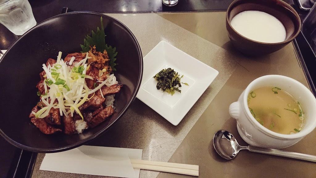 「牛タンと魚介を一緒に食べたいときは仙台駅東口の「利久 東七番丁店」がメニューにお」|かるた🕊Let's Go TOKYO❤のイラスト