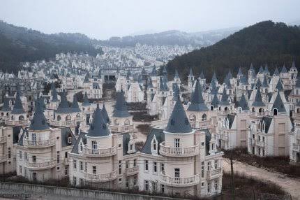 Bolu’da zamanında Araplar için yapılan daha sonra şireketin iflasıyla yapımı duran Şato Evlere yapılacak ufak tadilatlar ve altyapı sistemleriyle beraber kısa sürede depremzedeler için yaşam alanı oluşturulabilir. Kamuoyu oluşturarak yetkili kişilerin duymasını sağlayalım.