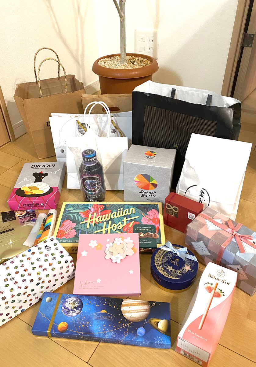 急なサイン会にも関わらず、来てくれたみなさまありがとうございました😭差し入れまで、、🙏
今日は昔の漫画を知ってる方にデス似顔絵をリクエストいただき、そこからずっとデスでした🦹♀️
ネットで繋がってる方とリアルで会うことの楽しさ、深さ、とても学びがあった二日間でした🍀
#名もなき家事妖怪 https://t.co/UIa7YkOiKF