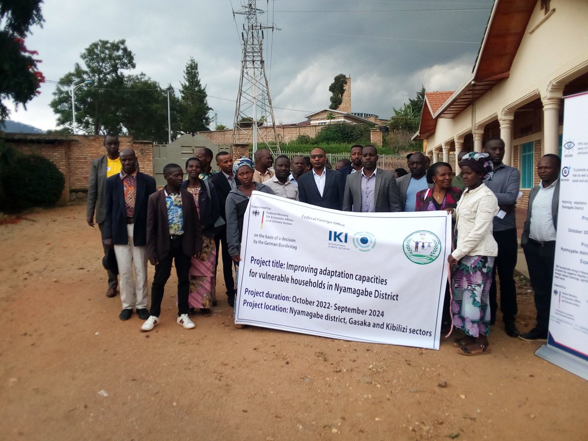 ChristopheUwiz's tweet photo. 1/2. In @Nyamagabe, #IPFG has launched a two-year project of "Improving adaptation capacities to tackle negative impacts of Climate Change through provision of Trainings, Agroforestry skills, materials and trees as well as water tanks. https://t.co/eytdBtOnLn