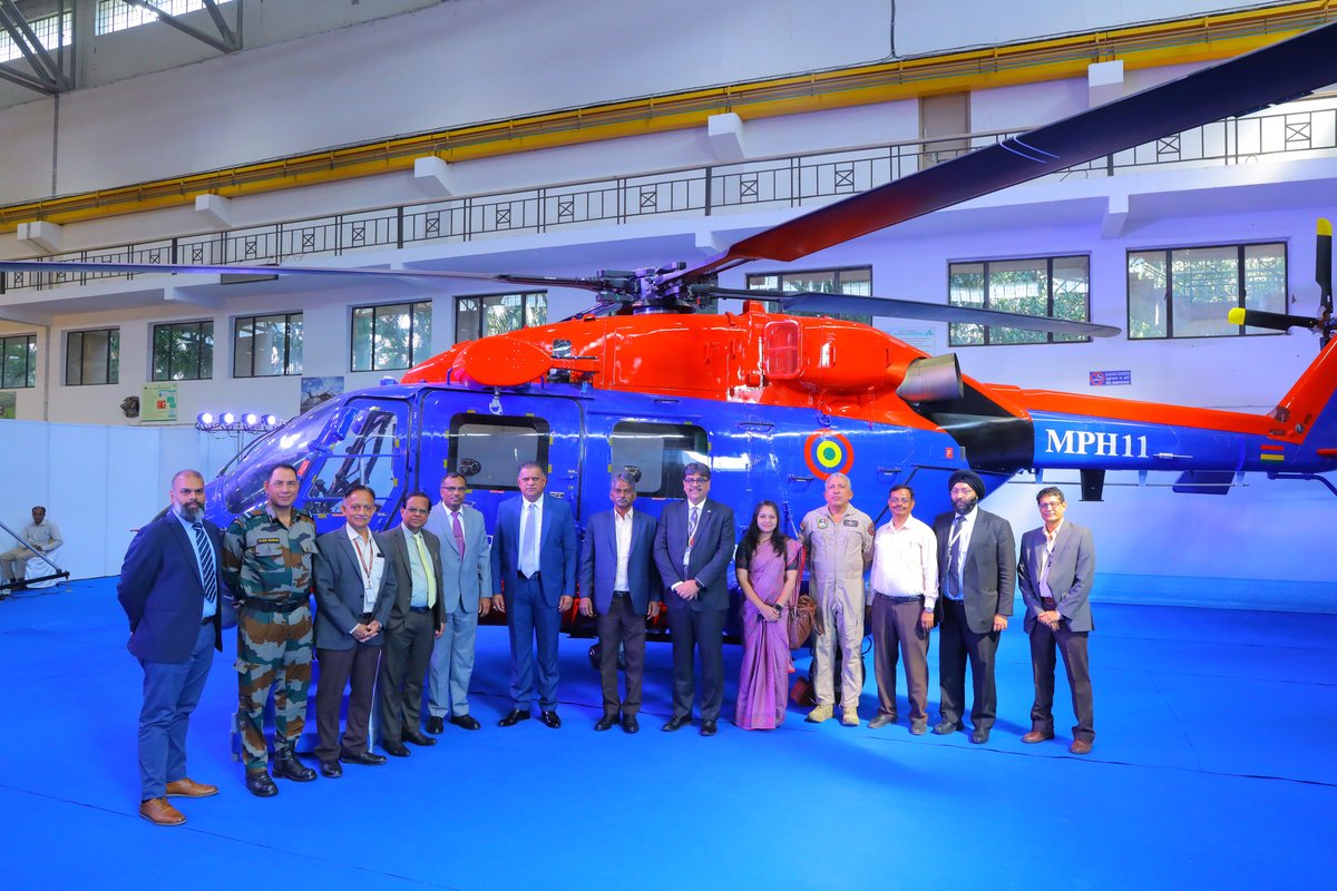 HAL hands over 2nd ALH Dhruv Mk-3 to #Mauritius today, gets appreciation for delivering Helicopter ahead of schedule. 🇮🇳🇲🇺

#HAL #ALHDhruv #Helicopter #MauritiusPolice