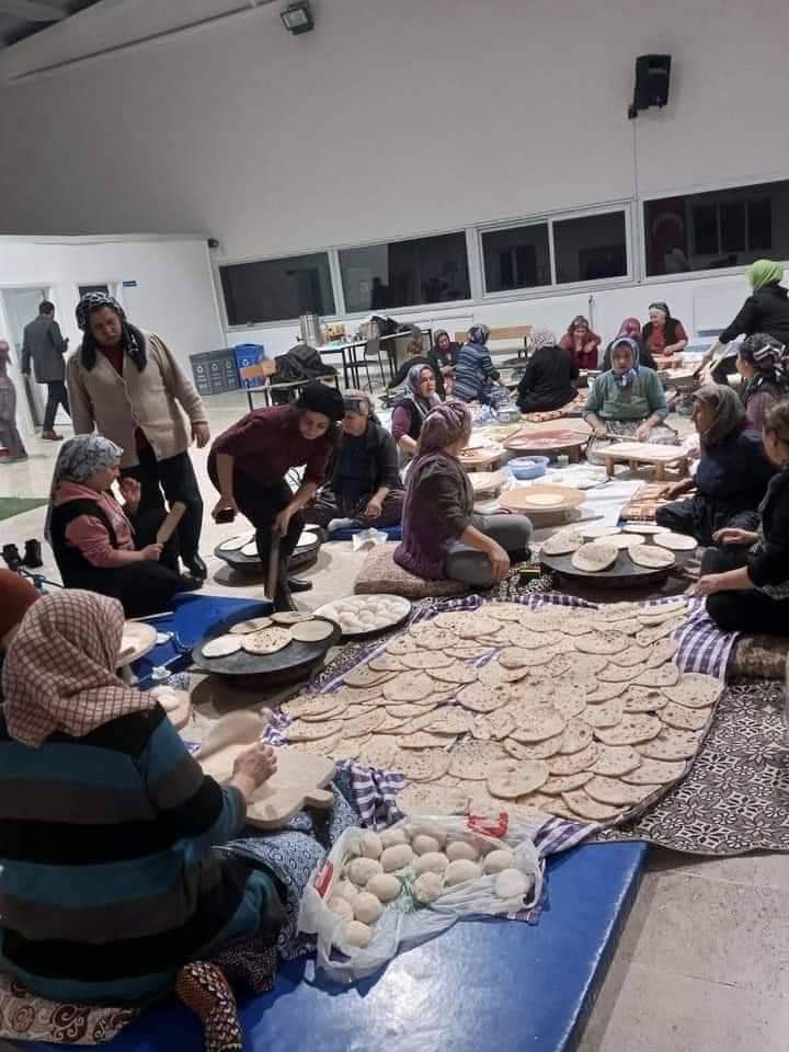 Jalminha_'s tweet photo. Hatay Samandağ - Belediyenin tahsis ettiği salonlarda köylü kadınları Polis korumasıyla hamur açtırılıyor ekmek yaptırılıyormuş. Katılmak isteyen annelerimiz belediyeden yer bilgisi alabilir https://t.co/SOg9OXl4SP