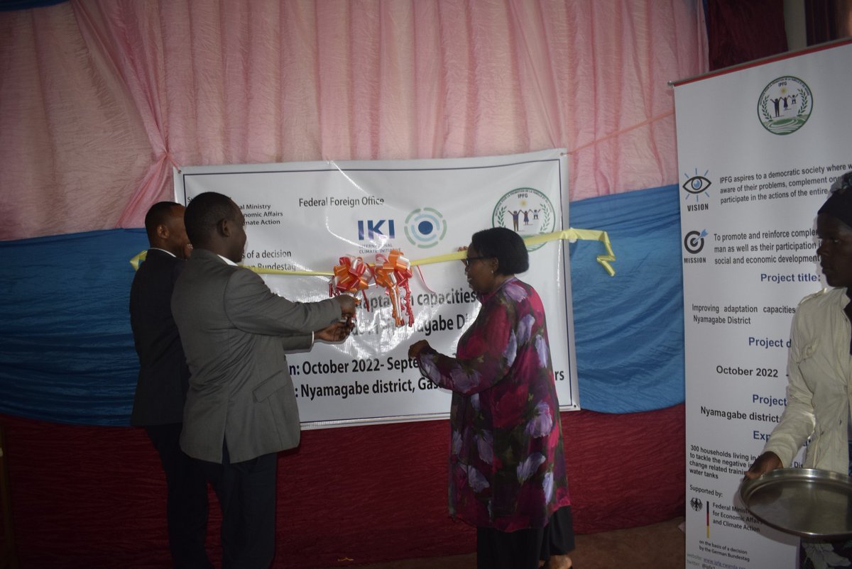 ChristopheUwiz's tweet photo. 1/2. In @Nyamagabe, #IPFG has launched a two-year project of "Improving adaptation capacities to tackle negative impacts of Climate Change through provision of Trainings, Agroforestry skills, materials and trees as well as water tanks. https://t.co/eytdBtOnLn