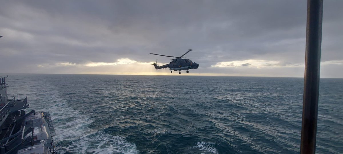 deu_flotilla2's tweet photo. Gemeinsames Üben der Einsatzgrundsätze &amp; -verfahren in der Praxis ist unerläßlich, um in Routinefällen aber vor allem im Gefecht bzw. Notlagen handlungssicher zu agieren. Heute hat #Einsatzgruppenversorger FRANKFURT AM MAIN mit einem #Marineflieger #SeaLynx geübt @CdrDeuNavalAir https://t.co/NWus8zI9HM