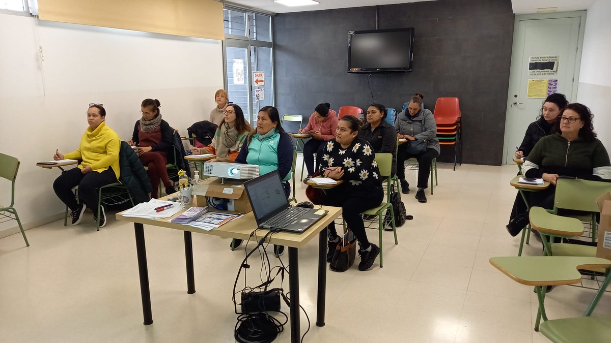 sjaznalfarache's tweet photo. Hoy se ha celebrado la primera sesión del taller municipal "Gestiones con la Administración Pública" dirigido a mujeres.
Las participantes han recibido un cómic sobre mujeres científicas elaborado por @unisevilla con motivo de la celebración del #DiaMujeryNiñaEnCiencia #11febrero https://t.co/tsrqToYAVx