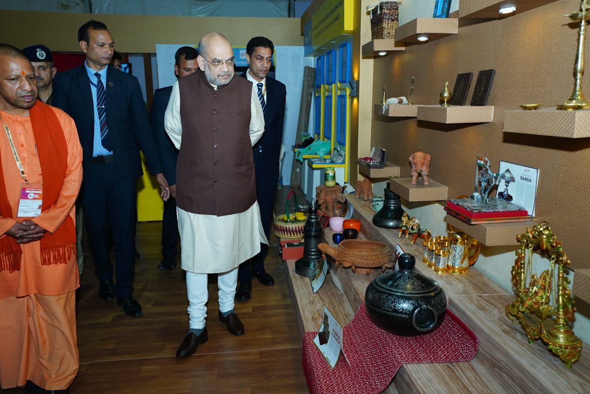 UP_ODOP's tweet image. श्री अमित शाह, केंद्रीय गृह मंत्री एवं #UPCM श्री @myogiadityanath ने लखनऊ में आयोजित ग्लोबल इन्वेस्टर्स समिट में #ODOP स्टॉल का अवलोकन किया। शिल्पियों, एमएसएमई विभाग के वरिष्ठ अधिकारियों ने उन्हें उत्पादों की खूबियों से अवगत कराया। @mayurias
#AatmanirbharBharat #VocalForLocal