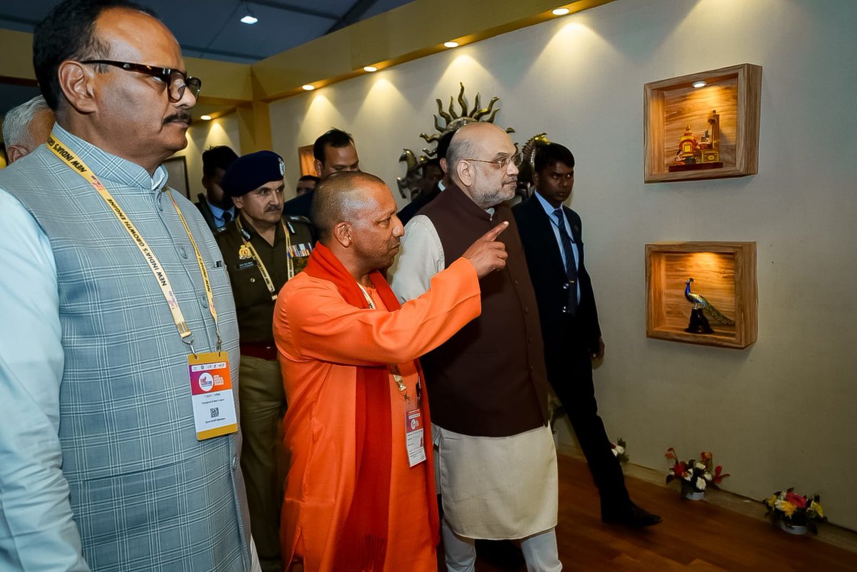 UP_ODOP's tweet image. श्री अमित शाह, केंद्रीय गृह मंत्री एवं #UPCM श्री @myogiadityanath ने लखनऊ में आयोजित ग्लोबल इन्वेस्टर्स समिट में #ODOP स्टॉल का अवलोकन किया। शिल्पियों, एमएसएमई विभाग के वरिष्ठ अधिकारियों ने उन्हें उत्पादों की खूबियों से अवगत कराया। @mayurias
#AatmanirbharBharat #VocalForLocal