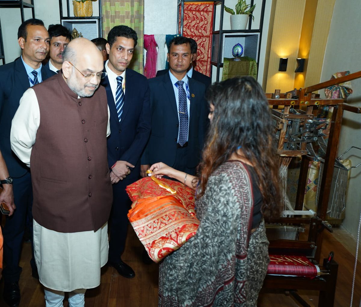 UP_ODOP's tweet image. श्री अमित शाह, केंद्रीय गृह मंत्री एवं #UPCM श्री @myogiadityanath ने लखनऊ में आयोजित ग्लोबल इन्वेस्टर्स समिट में #ODOP स्टॉल का अवलोकन किया। शिल्पियों, एमएसएमई विभाग के वरिष्ठ अधिकारियों ने उन्हें उत्पादों की खूबियों से अवगत कराया। @mayurias
#AatmanirbharBharat #VocalForLocal