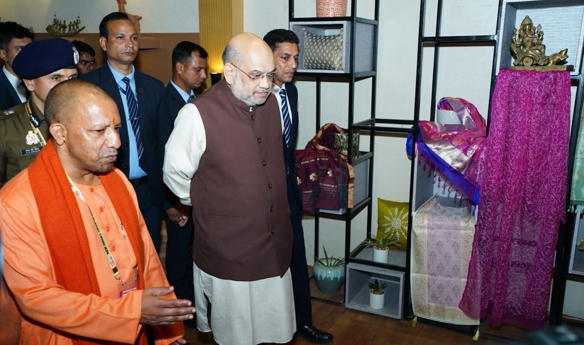 UP_ODOP's tweet image. श्री अमित शाह, केंद्रीय गृह मंत्री एवं #UPCM श्री @myogiadityanath ने लखनऊ में आयोजित ग्लोबल इन्वेस्टर्स समिट में #ODOP स्टॉल का अवलोकन किया। शिल्पियों, एमएसएमई विभाग के वरिष्ठ अधिकारियों ने उन्हें उत्पादों की खूबियों से अवगत कराया। @mayurias
#AatmanirbharBharat #VocalForLocal