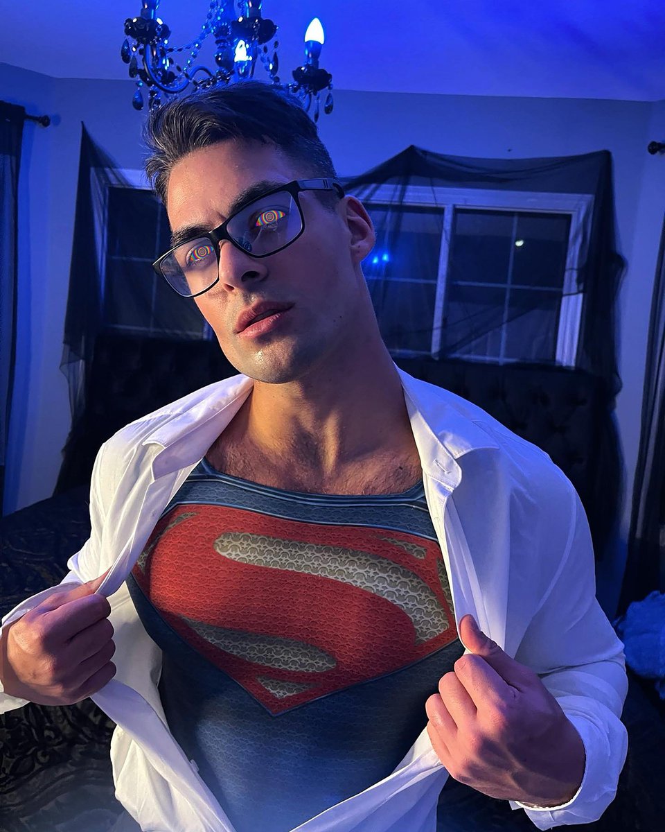 LatinHypnotist's tweet photo. Master: What are you doing in my house?

Clark: I'm Clark, sir, I'm investigating some disappearances

M: I think I know who you really are, Clark

C: How? Oh! Your eyes...?

M: Don't resist. Relax, trust me and show me the truth.

C: I must not... Yes, I love you... I obey (1/3) https://t.co/Tpvzs1sBr9