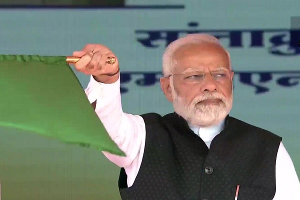 JagbaniOnline's tweet image. PM ਮੋਦੀ ਨੇ 2 ਵੰਦੇ ਭਾਰਤ ਐਕਸਪ੍ਰੈੱਸ ਰੇਲ ਗੱਡੀਆਂ ਨੂੰ ਦਿਖਾਈ ਹਰੀ ਝੰਡੀ, ਜਾਣੋ ਇਸ ਦੀ ਖ਼ਾਸੀਅਤ
jagbani.punjabkesari.in/national/news/…
@narendramodi #VandeBharatExpress #FlagsOff #Nationalnews #jagbani