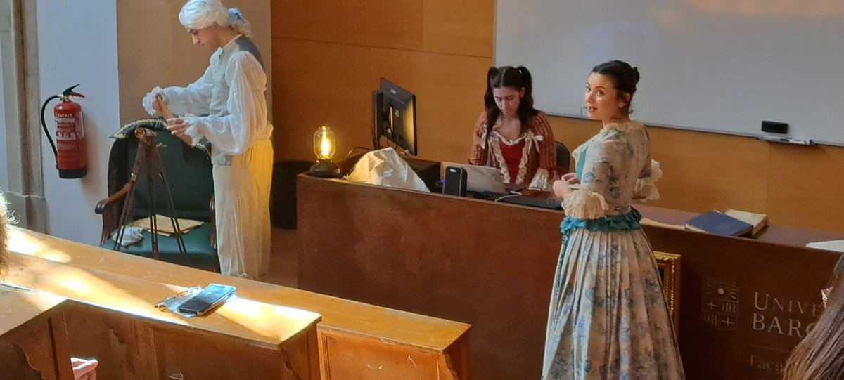 Microteatre a <a href="/Farmacia_UB/">Facultat de Farmàcia i Ciències de l'Alimentació</a> per difondre la importància  de les dones en la ciencia dins de l història que van ser menystingudes i ignorades pel fet de ser dones. <a href="/UBneuroscience/">Institut de Neurociències de la UB</a> <a href="/UniBarcelona/">Universitat de Barcelona</a> #STEMWomen #STEMeducation