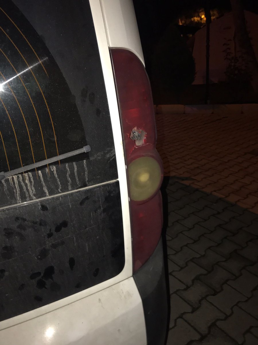 Sakinleşmek icin biraz bekledim ama dün arabayı ve erzakları almaya çalışan bir grup biz durmayınca arkamızdan arabamıza pompalıyla sıktılar. Biz iyiyiz ama mermi arabanın bagajını delip valize saplandı. Yaylıca Tomruksuyu mahallesi herkes kendine mukayyet olsun.