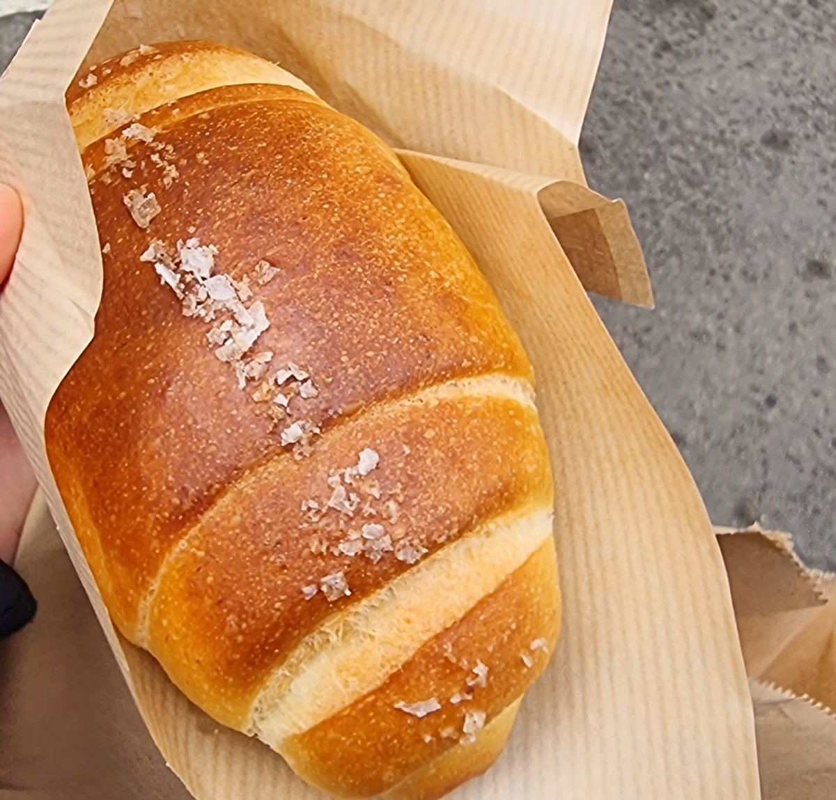 오늘 소금빵 현장판매로 사먹었는데 결론부터 말하자면 구냥... 소금 뿌린 빵맛이었음 나는 미식가가 아니라 그런가 걍 그 맛이 그 맛..