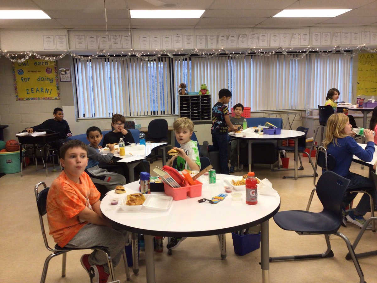 5th graders enjoying their #fundraiserlunchprize sponsored by Texas Roadhouse.  Kids loved the mini cheeseburgers and fries.  Kids also loved the jazz music that soothed us while eating. #BlackHistoryMonth #teamtwain #fraserfamily