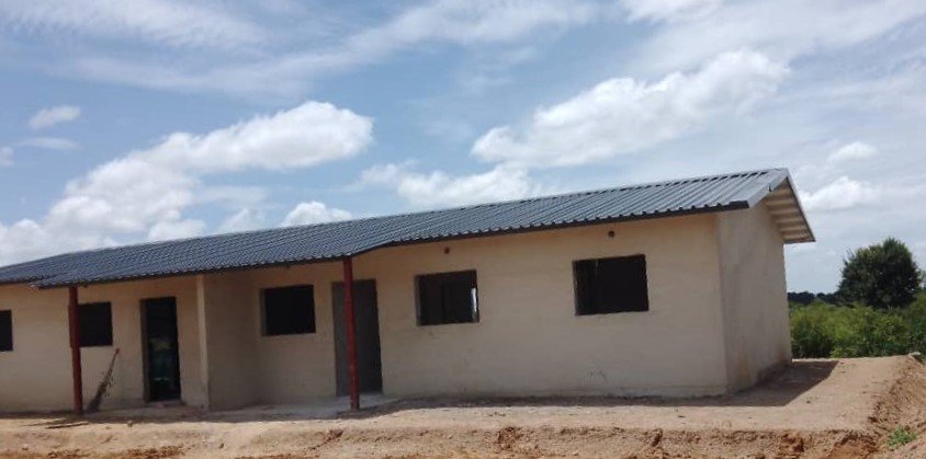 Built2CareZim's tweet photo. Skimming at Mataga Health Centre is practically complete and painting has now begun. https://t.co/w4ab6GG9kq