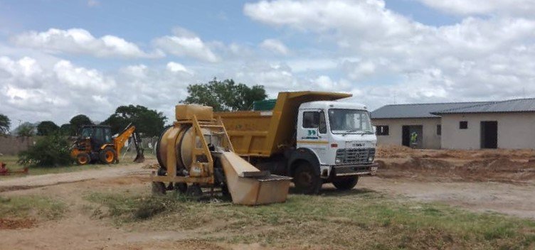 Built2CareZim's tweet photo. Skimming at Mataga Health Centre is practically complete and painting has now begun. https://t.co/w4ab6GG9kq