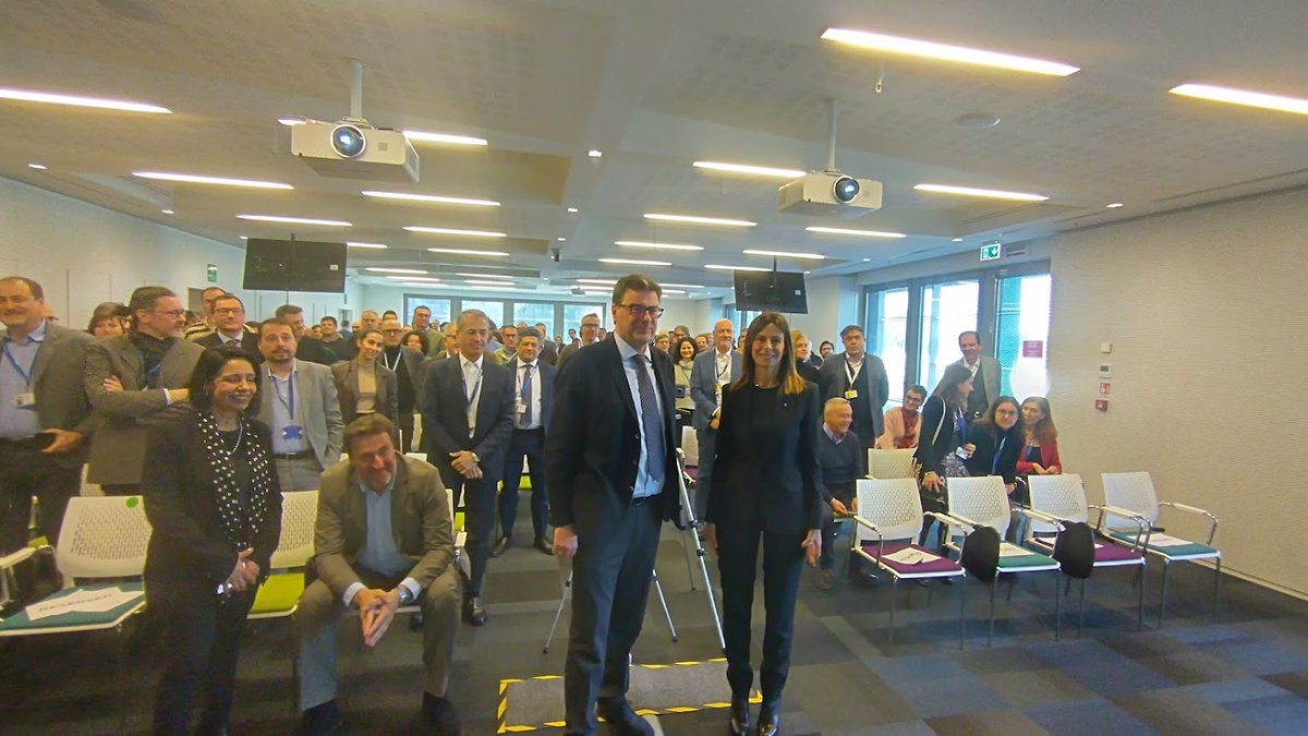 “Realtà di assoluta eccellenza, dove dall'idea si arriva a un prodotto di altissima tecnologia per lo sviluppo delle comunicazioni di ieri e di domani. Una catena di R&amp;S da valorizzare con tutti gli strumenti disponibili, italiani ed europei”. 
Giorgetti visita #Nokia a Vimercate