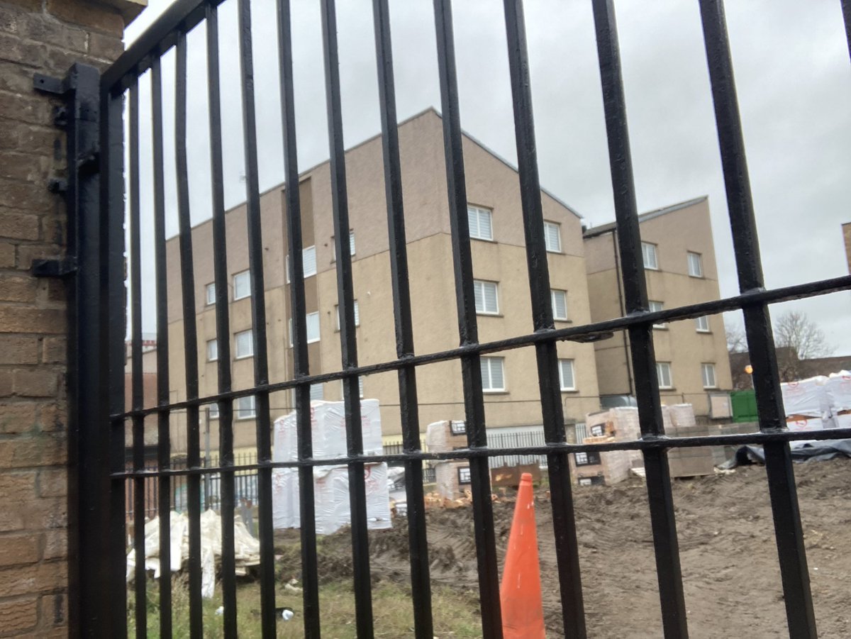 elonrvvee's tweet photo. So thereโs a couple of young team trying to tan these windows.
Anyone see where theyโre going wrong?
Only in #Muirhouse ๐ https://t.co/ZaF6FI3QDq
