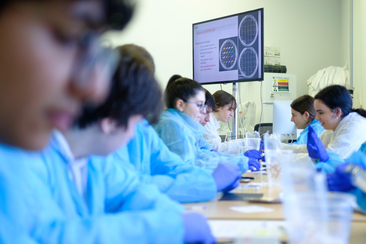 zaragoza_es's tweet image. Gracias al proyecto #AuLIA, Aulas en residencia de @liacesar_etopia, alumnado y profes visitan los laboratorios e instalaciones de @etopia_ para experimentar con su equipamiento y equipo técnico.
Un proyecto que cuenta con el apoyo de @FECYT_Ciencia
Info &amp;gt; bit.ly/3HI2zBK