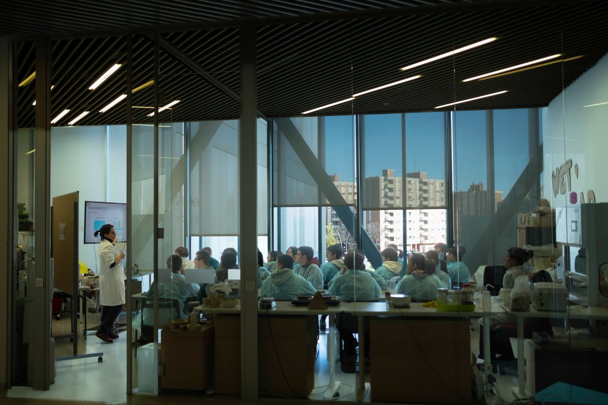 zaragoza_es's tweet image. Gracias al proyecto #AuLIA, Aulas en residencia de @liacesar_etopia, alumnado y profes visitan los laboratorios e instalaciones de @etopia_ para experimentar con su equipamiento y equipo técnico.
Un proyecto que cuenta con el apoyo de @FECYT_Ciencia
Info &amp;gt; bit.ly/3HI2zBK