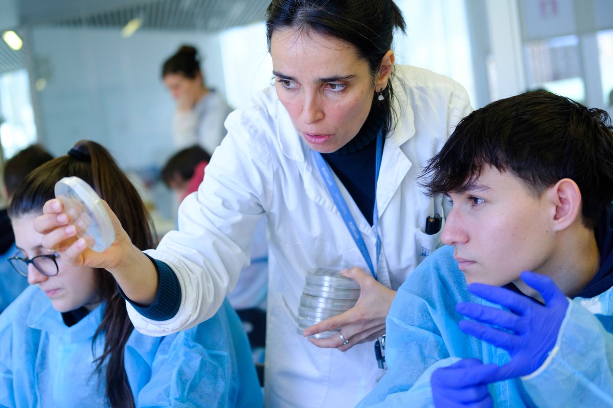 zaragoza_es's tweet image. Gracias al proyecto #AuLIA, Aulas en residencia de @liacesar_etopia, alumnado y profes visitan los laboratorios e instalaciones de @etopia_ para experimentar con su equipamiento y equipo técnico.
Un proyecto que cuenta con el apoyo de @FECYT_Ciencia
Info &amp;gt; bit.ly/3HI2zBK