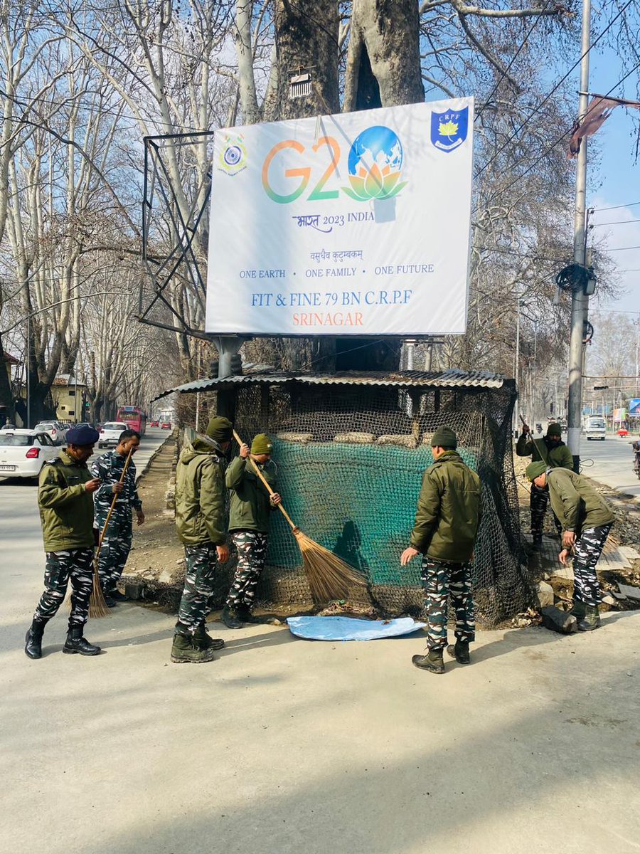 79BNSNRCRPF's tweet photo. #SwachhBharat:  As the city decks up for the biggest event ever in #Kashmir, Forces join hands in the special #cleaniless drive.

#Srinagar is among one of the top potential destinations to host #G20.

#G20India
#SwachhtaPakhwada2023
@crpf_srinagar @JKZONECRPF
@crpfindia @g20org https://t.co/YvGfrg3jnH
