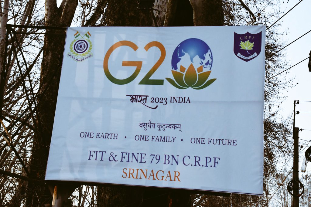 79BNSNRCRPF's tweet photo. #SwachhBharat:  As the city decks up for the biggest event ever in #Kashmir, Forces join hands in the special #cleaniless drive.

#Srinagar is among one of the top potential destinations to host #G20.

#G20India
#SwachhtaPakhwada2023
@crpf_srinagar @JKZONECRPF
@crpfindia @g20org https://t.co/YvGfrg3jnH