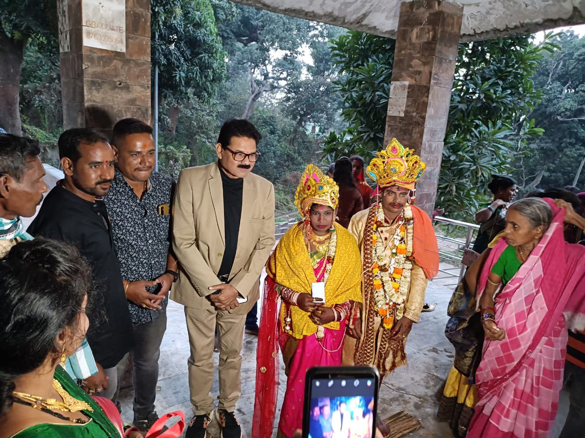 santoshjenafan's tweet photo. ଆଜି ଜଟଣୀ ନିର୍ବାଚନ ମଣ୍ଡଳୀର ବଡ଼ତୋଟା ଗ୍ରାମର କାଳିଆଙ୍କ ବିବାହରେ ମା ବରୁଣେଇଙ୍କ ପୀଠରେ ଯୋଗ ଦେଇଥିଲେ।
#ଡ଼_ସନ୍ତୋଷ_ଜେନା 
#ବିଜୁ_ଜନତା_ଦଳ 
#ଜଟଣୀ_ନିର୍ବାଚନ_ମଣ୍ଡଳୀ https://t.co/xvrDKWWJ6z