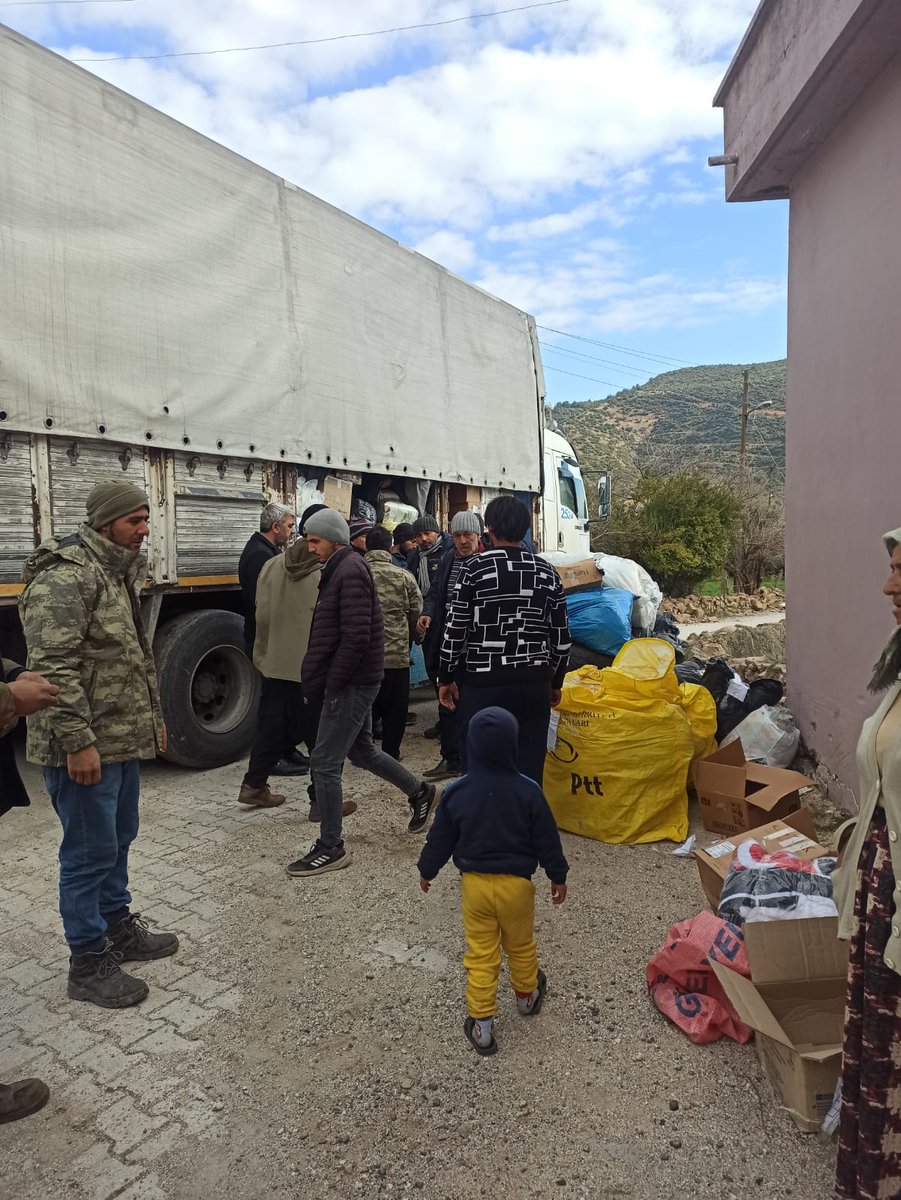 pinarayranci's tweet photo. Türkiye Kamusen İstanbul olarak dualar ile yolladığımız yardım tırımız Hatay ın köylerinde ihtiyaç sahiplerine teslşm ediliyor
Emeği geçen herkesden Allah razı olsun🇹🇷 https://t.co/Y5lY2RoXIY