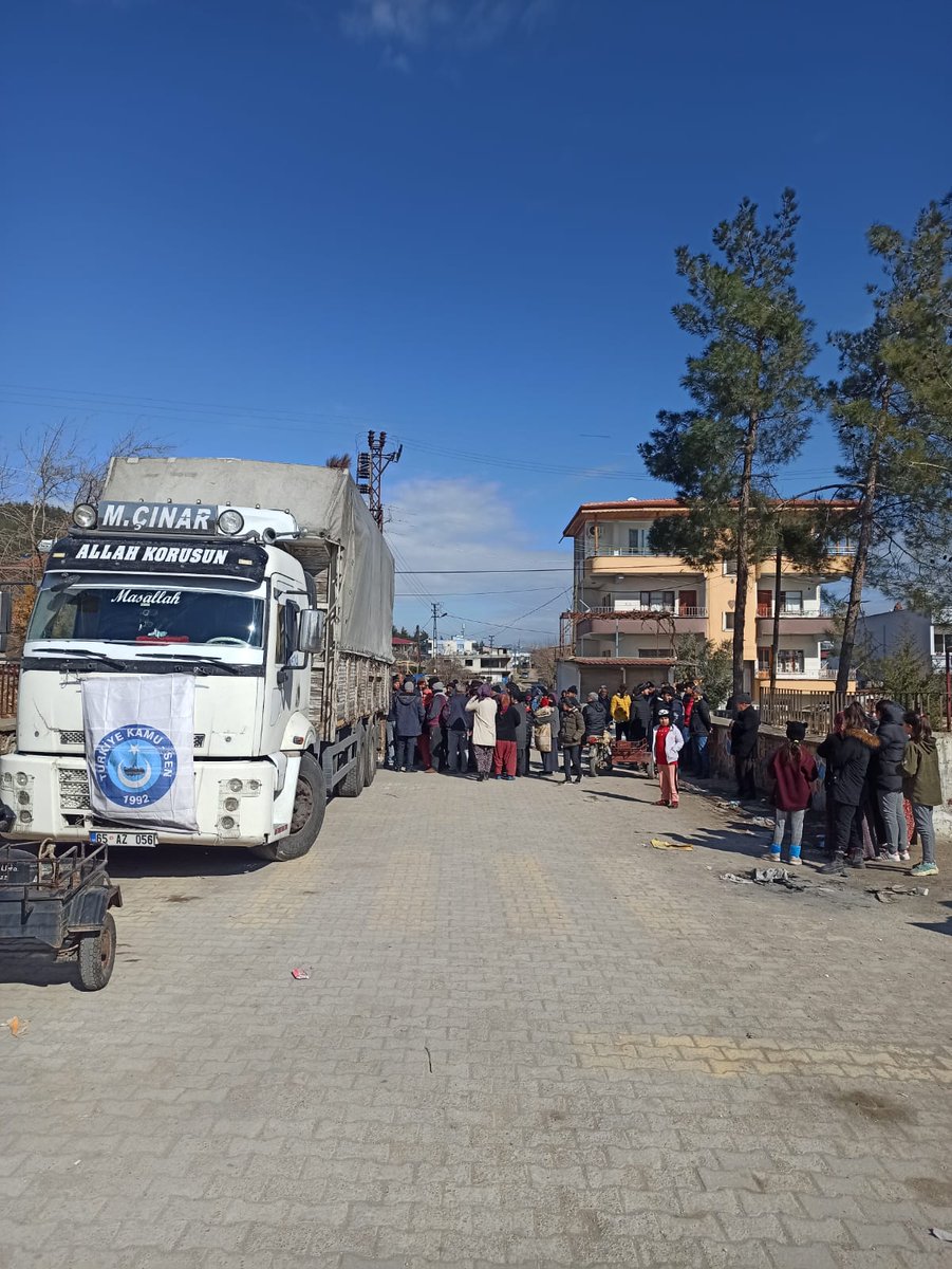 pinarayranci's tweet photo. Türkiye Kamusen İstanbul olarak dualar ile yolladığımız yardım tırımız Hatay ın köylerinde ihtiyaç sahiplerine teslşm ediliyor
Emeği geçen herkesden Allah razı olsun🇹🇷 https://t.co/Y5lY2RoXIY