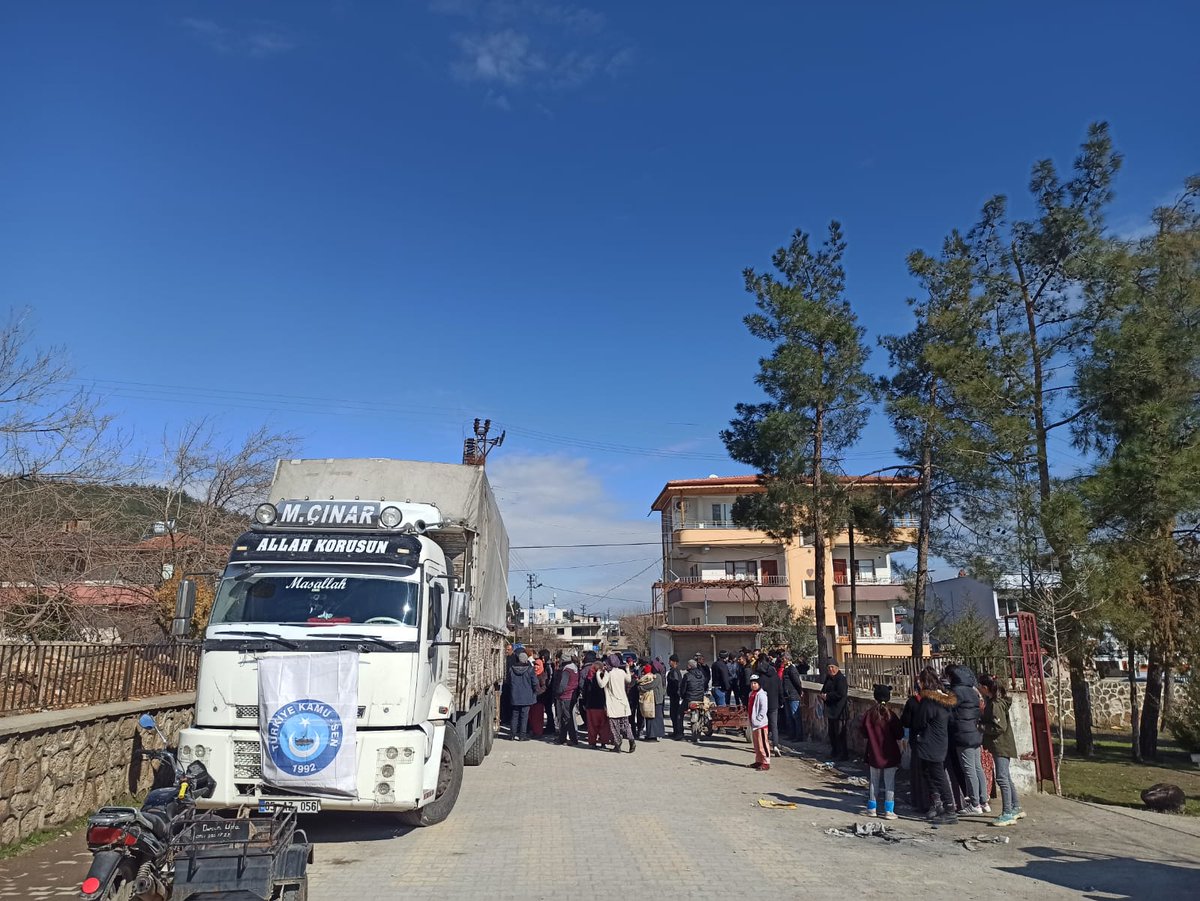 pinarayranci's tweet photo. Türkiye Kamusen İstanbul olarak dualar ile yolladığımız yardım tırımız Hatay ın köylerinde ihtiyaç sahiplerine teslşm ediliyor
Emeği geçen herkesden Allah razı olsun🇹🇷 https://t.co/Y5lY2RoXIY