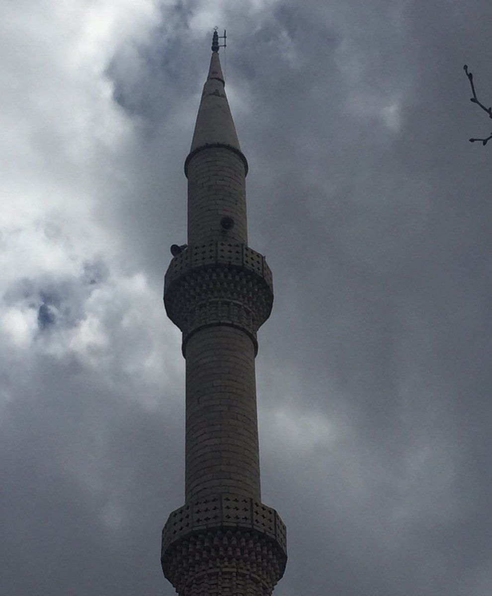 Mavikentteki Abdulkadir yüksel camiinin minaresi bu halde lütfen başımıza düşmeden bir şeyler yapılsın.