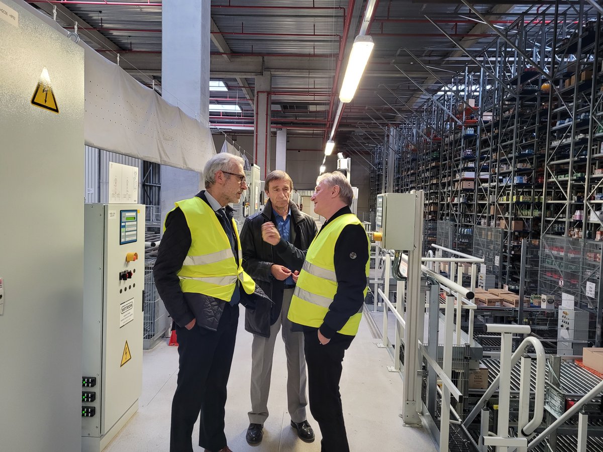Prefet51's tweet photo. #Entreprise
Visite de la SCAPEST par le préfet Henri Prévost
↪️ Présentation par Olivier Fache, directeur
↪️ Visite du site de #Recy
✅Implantée à St-Martin/Pré, cette centrale d'achats et logistique régionale dessert 115 magasins E. Leclerc indépendants sur l'Est de la France. https://t.co/GSCNg2Kxc8