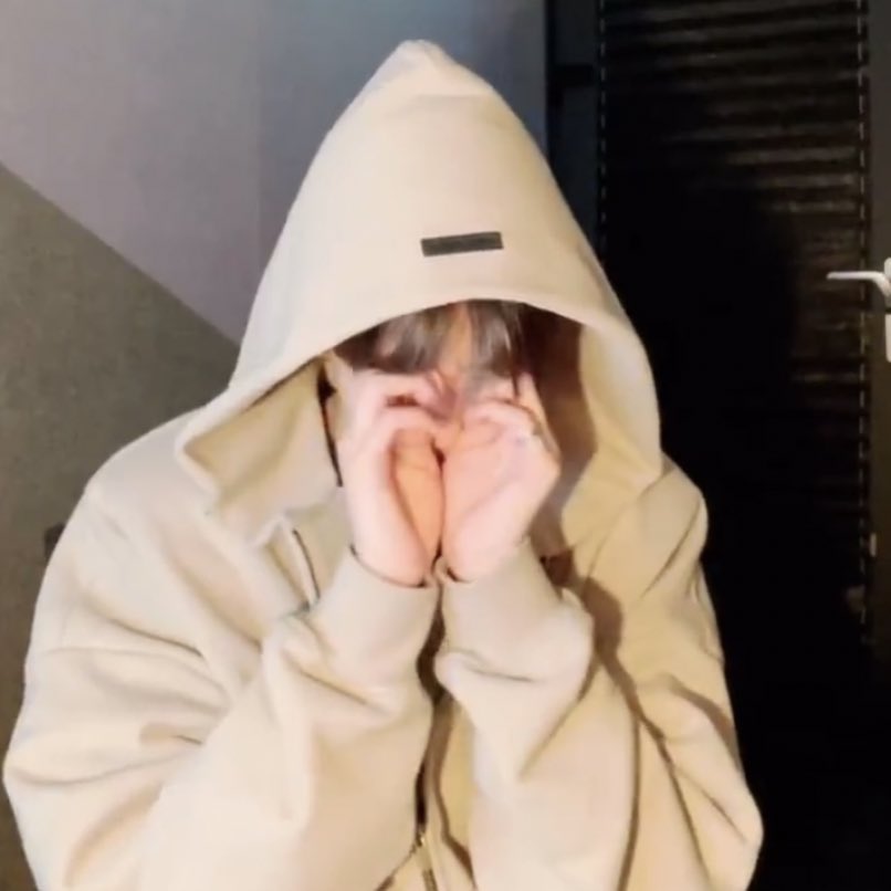 Whenever Younghoon is rubbing his eyes, he forms a little heart shape with his hands 🫶😊
