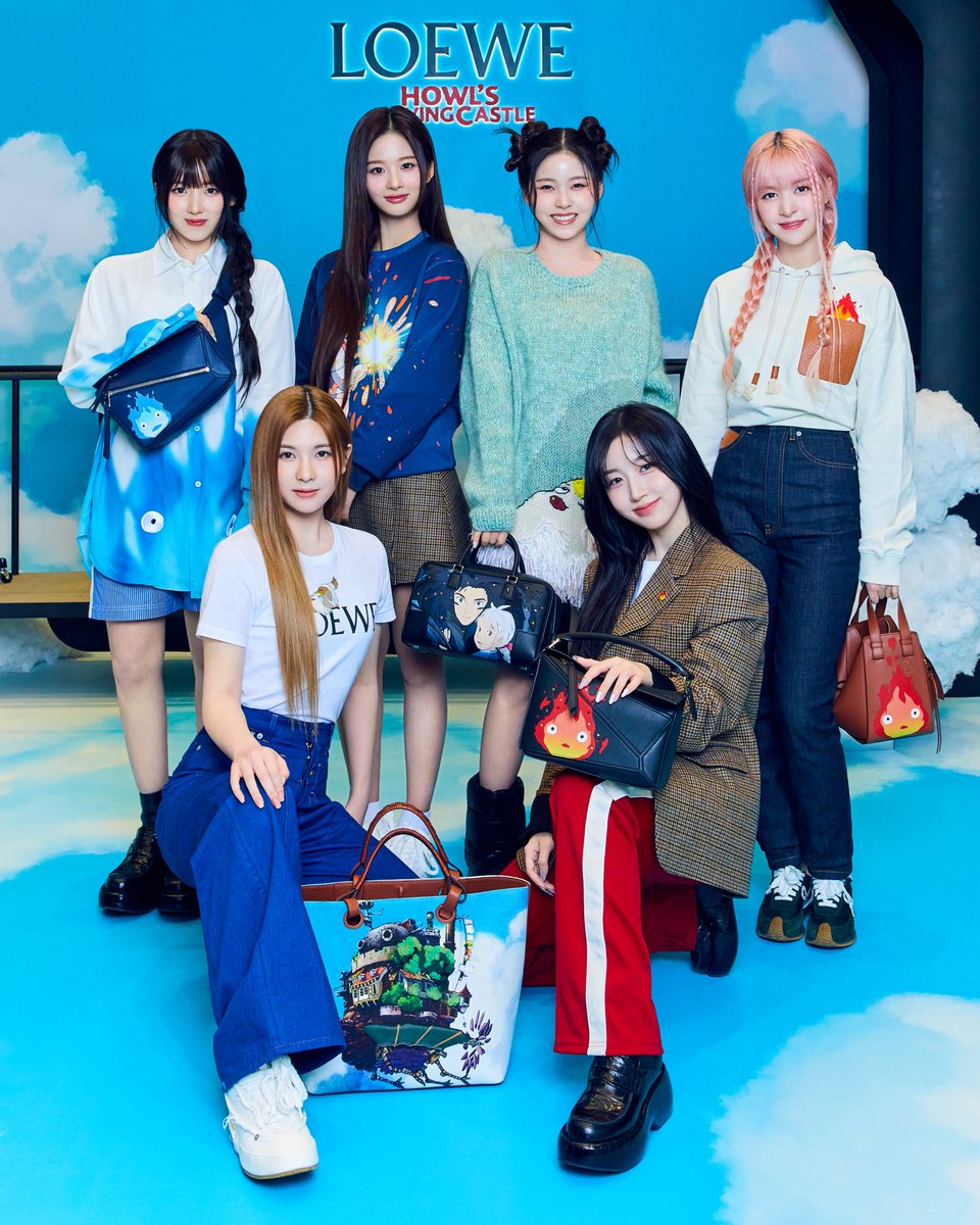 LoeweOfficial's tweet photo. LOEWE Global Brand Ambassadors @NMIXX_official at the LOEWE x Howl's Moving Castle pop-up in Seoul.

Pop-up runs until: 26 February
Opening hours: 10:30am-8pm
Location: The Hyundai Seoul, 1F

#LOEWE
#LOEWEhowls https://t.co/qGTPQxCsFJ