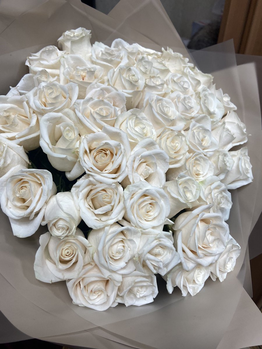 kresimova's tweet photo. кто если не я будет радовать маму? купила букет за 10к 😮‍💨 но ради маминой улыбки мне ничего не жалко 🥰 https://t.co/7ebldKCTTa