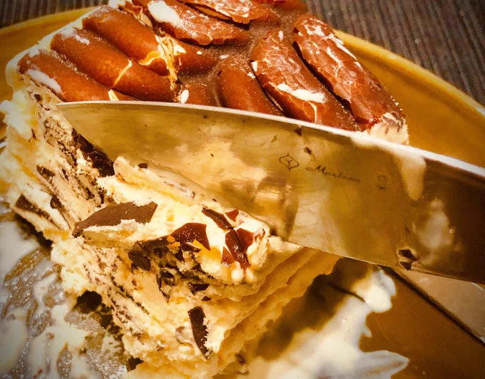 森でキャンプしてるアメリカの木こりがナイフ一本で肉厚なハムを切っては食い切っては食いのあのシュチュエーション…みたいにアイスを喰うべし!! 